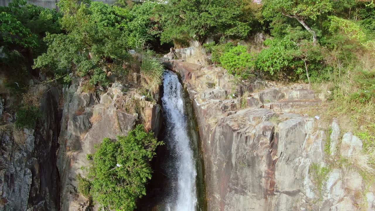 corriente que fluye de la bahía de la cascada en pok fu lam, hong kong, vista aérea