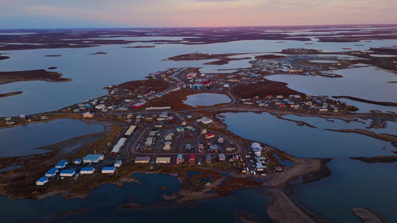 Luftaufnahme von Tuktoyaktuk in der Dämmerung – Inuvialuit-Siedlung nahe dem Mackenzie-Flussdelta in den Nordwest-Territorien, Kanada