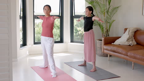 Yoga,-Estiramientos-Y-Profesora-Con-Cliente