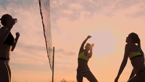 Grupo-De-Niñas-Jugando-Voleibol-De-Playa-Durante-El-Atardecer-O-El-Amanecer