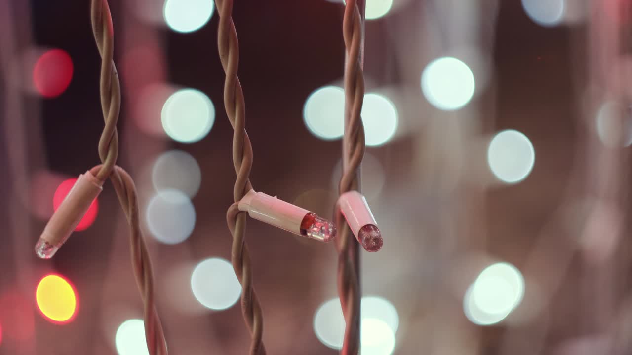 llevó guirnaldas de navidad parpadeando en el fondo de luces borrosas bokeh. concepto. cerrar las luces parpadeantes de color rosa claro, año nuevo y la época de navidad.
