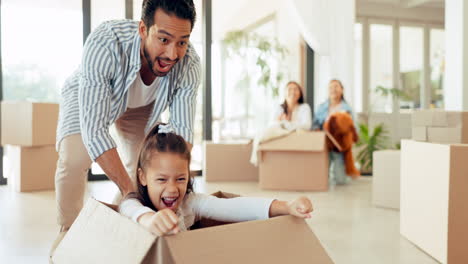 feliz, boxeando y jugando con la familia en la nueva casa