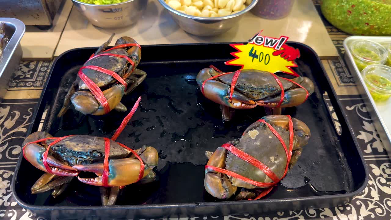 인 크래브가 시장 가격으로 전시되어 있습니다.