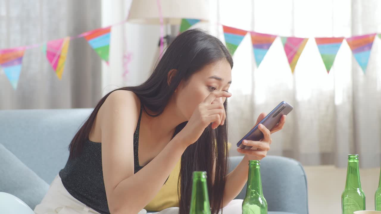 파티에서 전화를 보는 여자, 화가 난