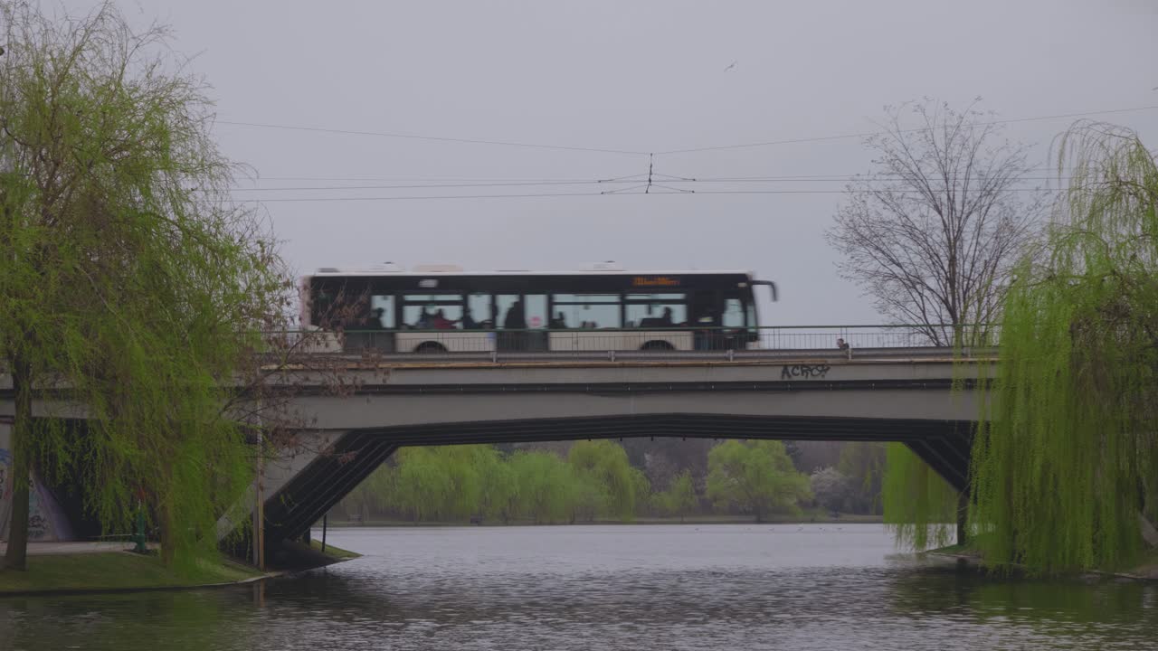 호수 위의 다리에서 왼쪽에서 오른쪽으로 지나가는 버스