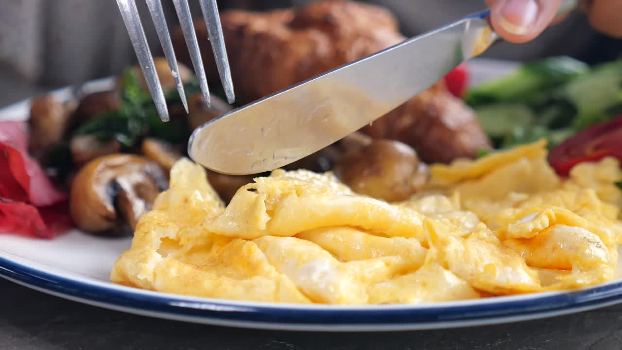Breakfast with omelette, mushrooms, and croissant