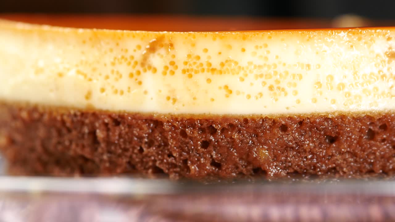Karamellpudding auf einem Teller auf einem Tisch