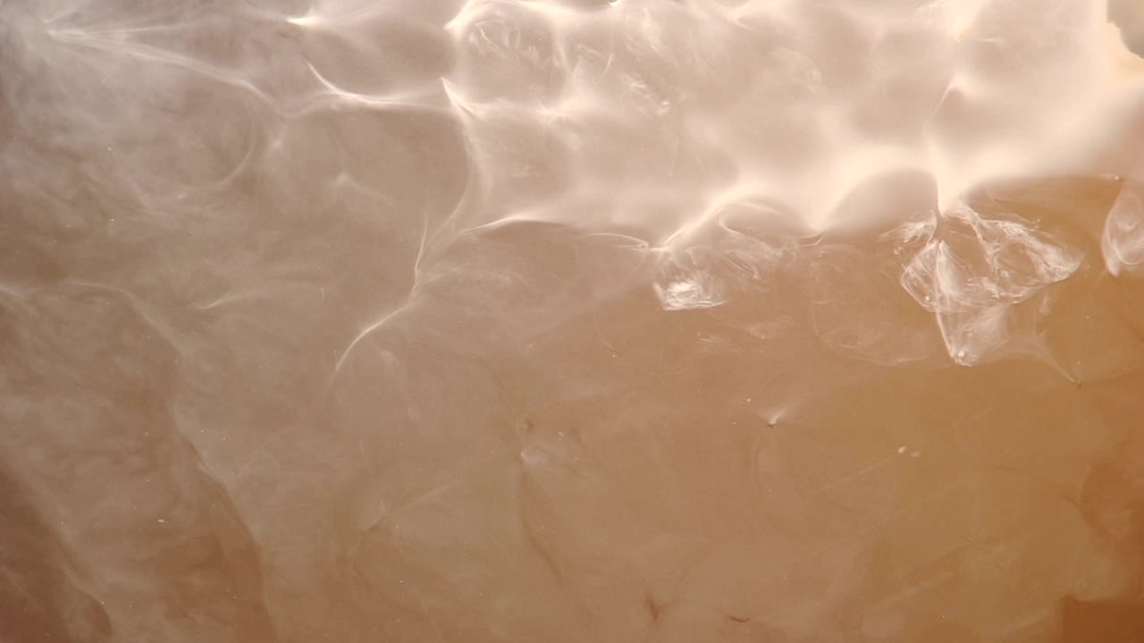 a medida que derrite vastas columnas de vapores que se liberan