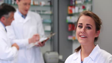 farmacéutico sonriendo a la cámara
