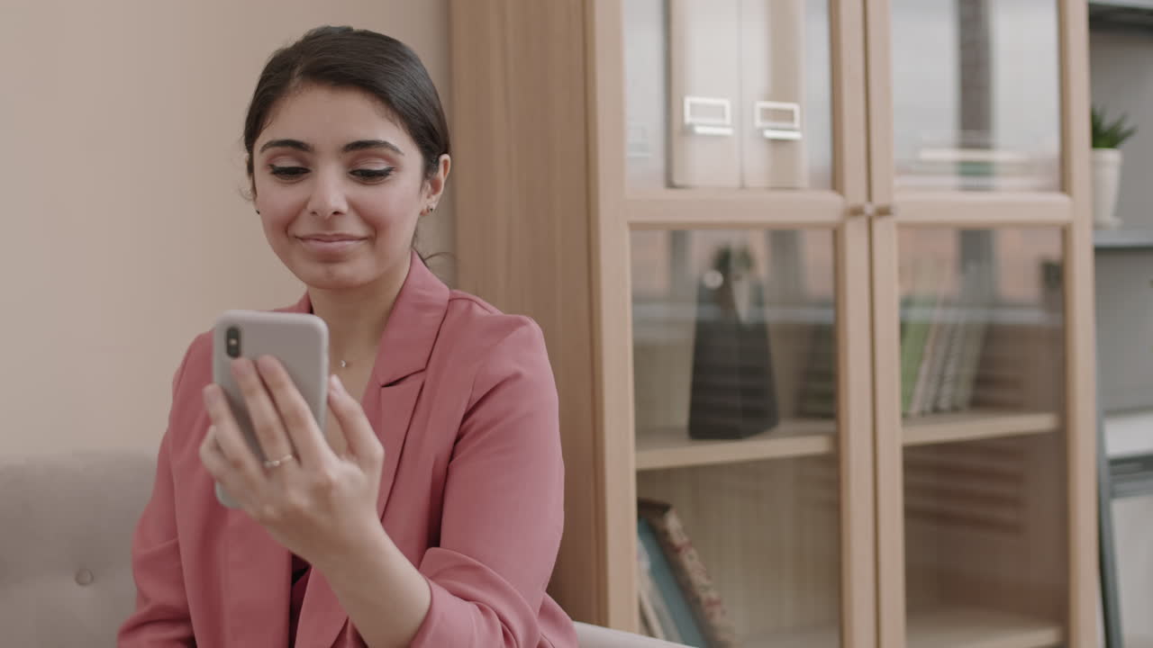 mujer de negocios en video llamada