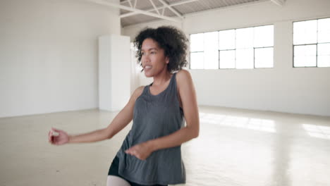 Danza,-Música-Y-Creatividad-Con-Una-Mujer-En-Un-Estudio.