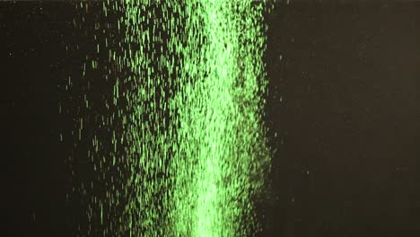 las partículas brillantes verdes que caen en el aire. movimiento lento