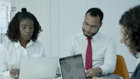 Professionelle-Geschäftskollegen-Im-Büro