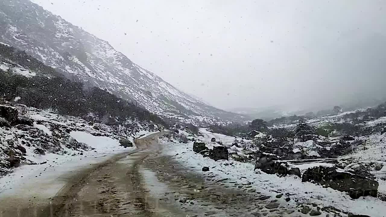 아침에 히말라야 눈 모자 산에 강설량