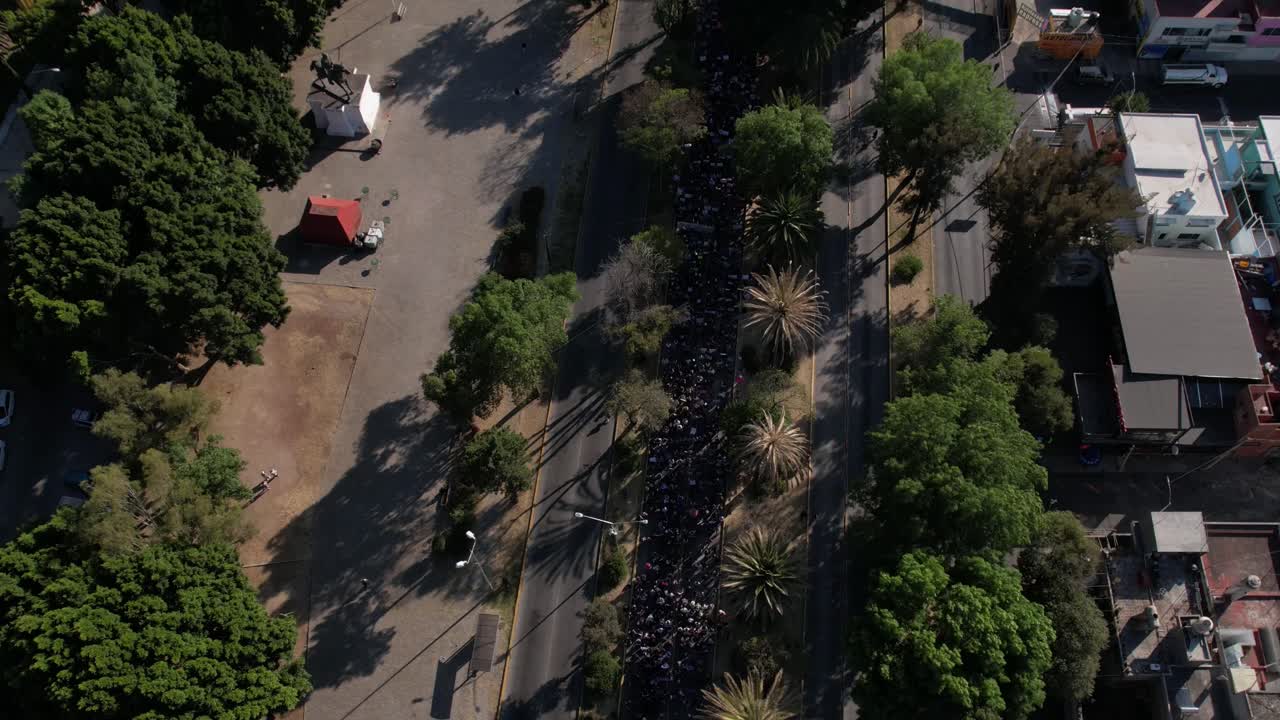 hiperlapso de la multitud caminando en una de las principales avenidas de la ciudad de puebla en mexico