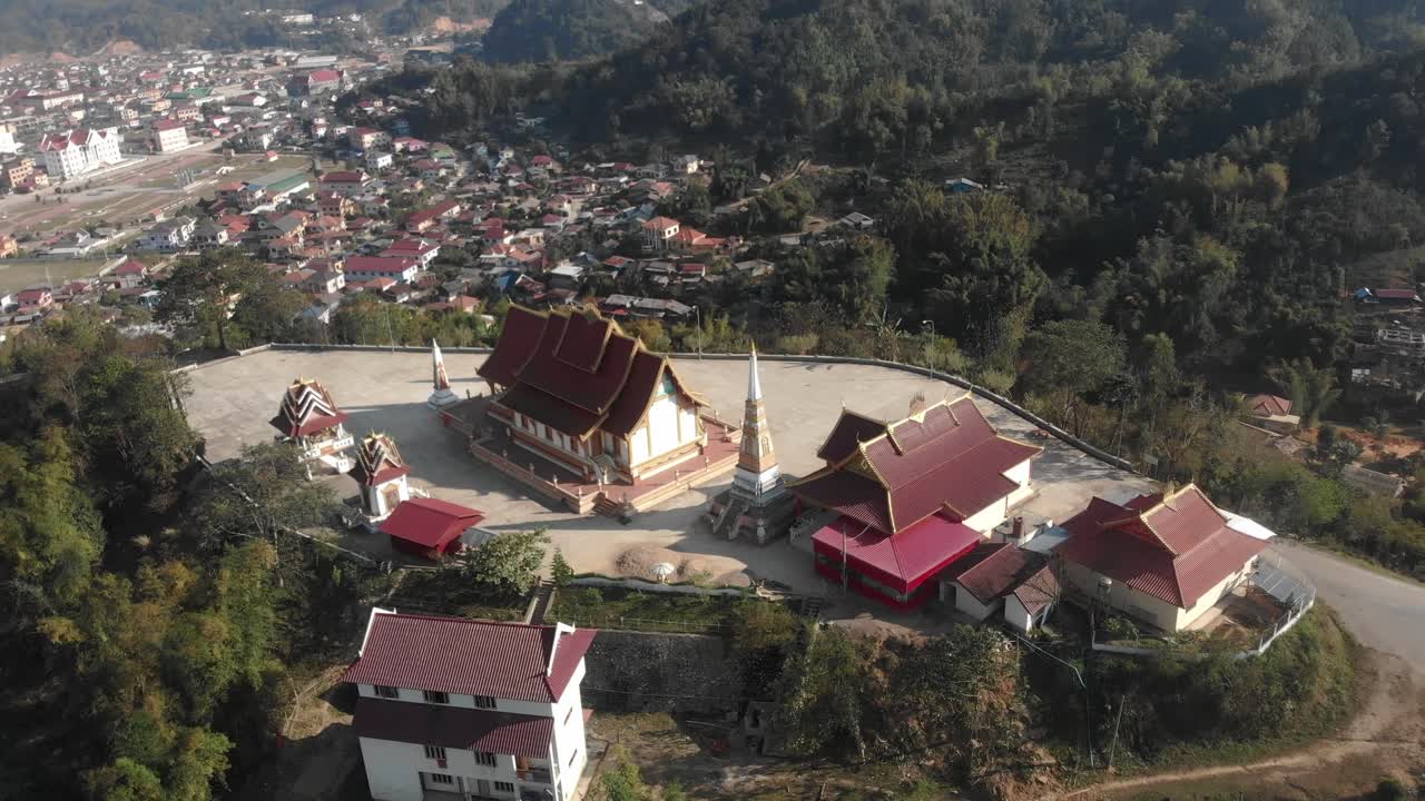 tomada de órbita del templo budista en la colina grande en laos, aérea