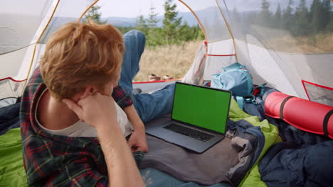 homme regardant le mouvement sur l'ordinateur portable avec la clé chroma