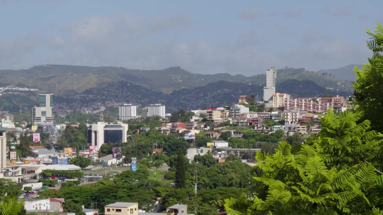 Honduras, Tegucigalpa'daki modern konut ve ticari yüksek binaların şehir manzarası. Ekonomik gelişme.