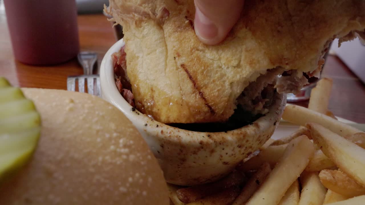 comiendo un sándwich de pecho en un restaurante