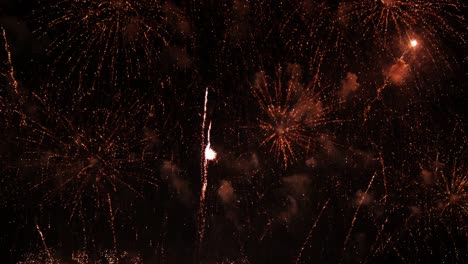 estallido de fuegos artificiales brillantes