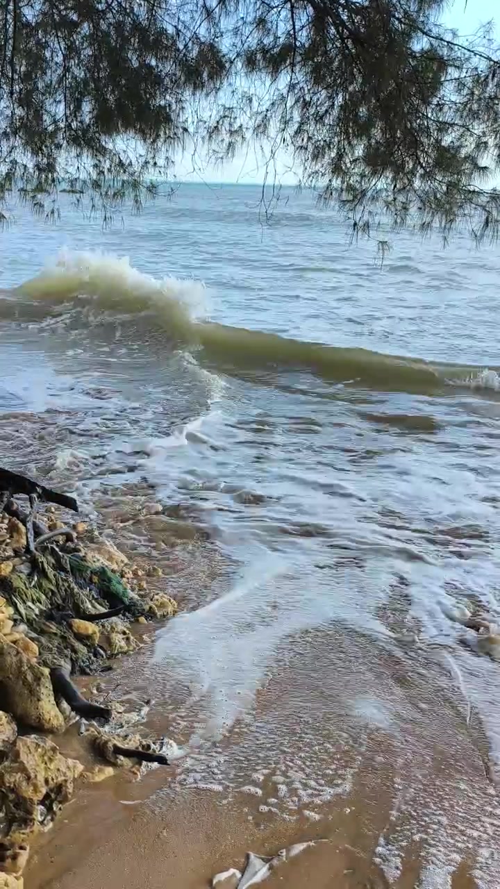 Onde dell'oceano che si infrangono dolcemente su una spiaggia sabbiosa
