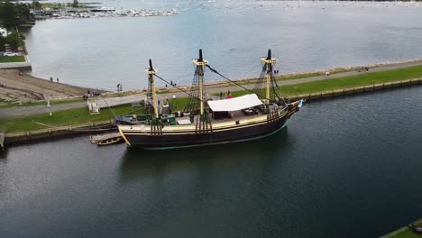 un dron captura imágenes panorámicas de un velero histórico en salem, massachusetts