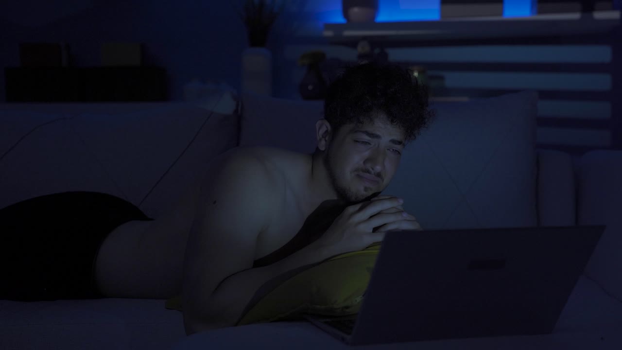 un joven frustrado está llorando.