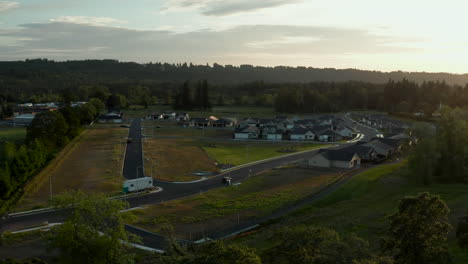 toma de drones con una cámara suave de un pequeño pueblo al atardecer
