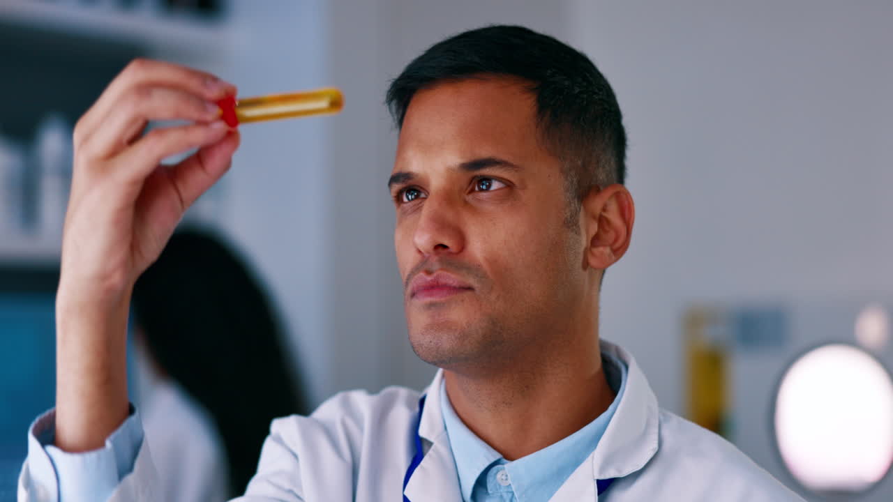 tubo de ensayo, la investigación y el científico hombre para la medicina