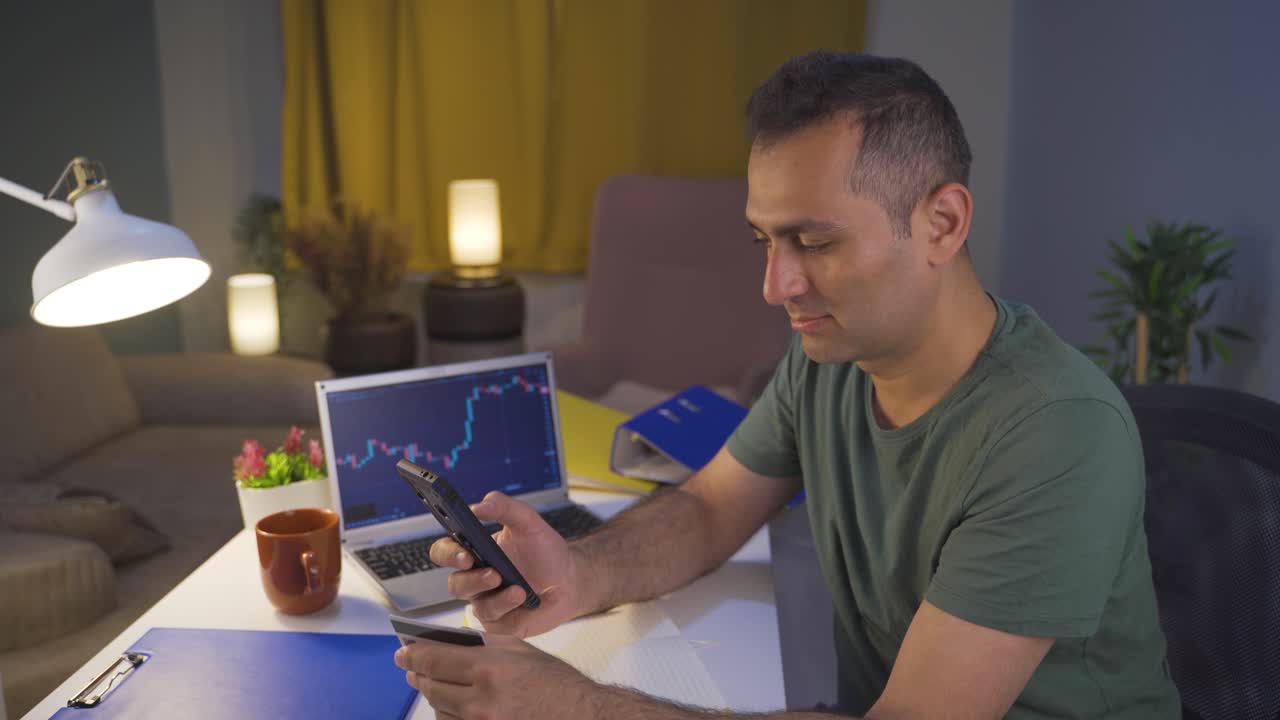 el hombre que monitorea el mercado de valores hace compras con una tarjeta de crédito.