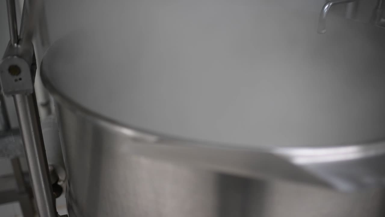 cocinar comida o sopa con una olla enorme en una fábrica de alimentos o cocina