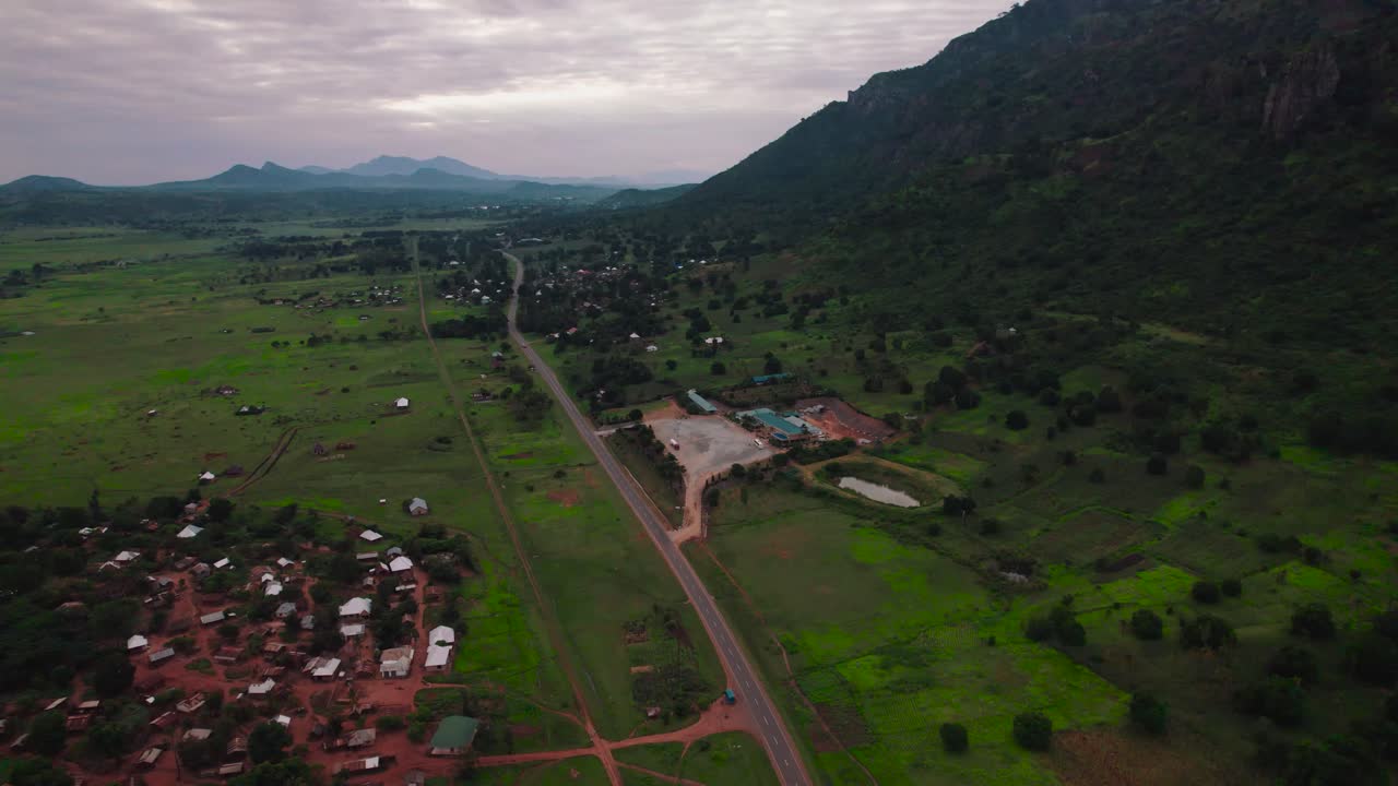 paisaje de las granjas y la carretera en la ciudad de tanga en tanzania