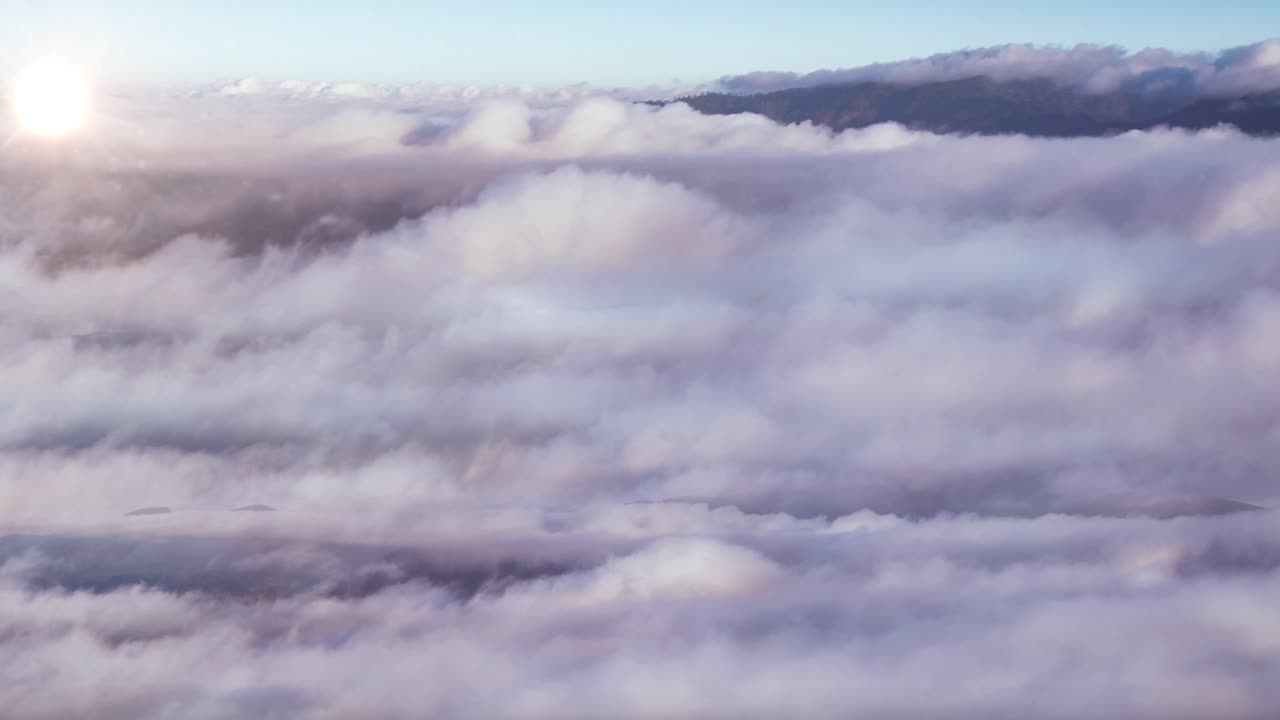 nubes de lapso de tiempo sobre las montañas durante el día