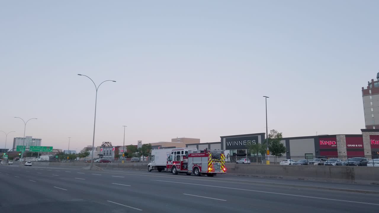 캐나다 캘거리 앨버타에서 저녁에 도시 거리를 돌진하는 소방차