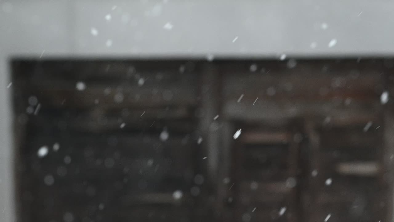 봄에 눈의 슬로우 모션입니다. 흐린 배경