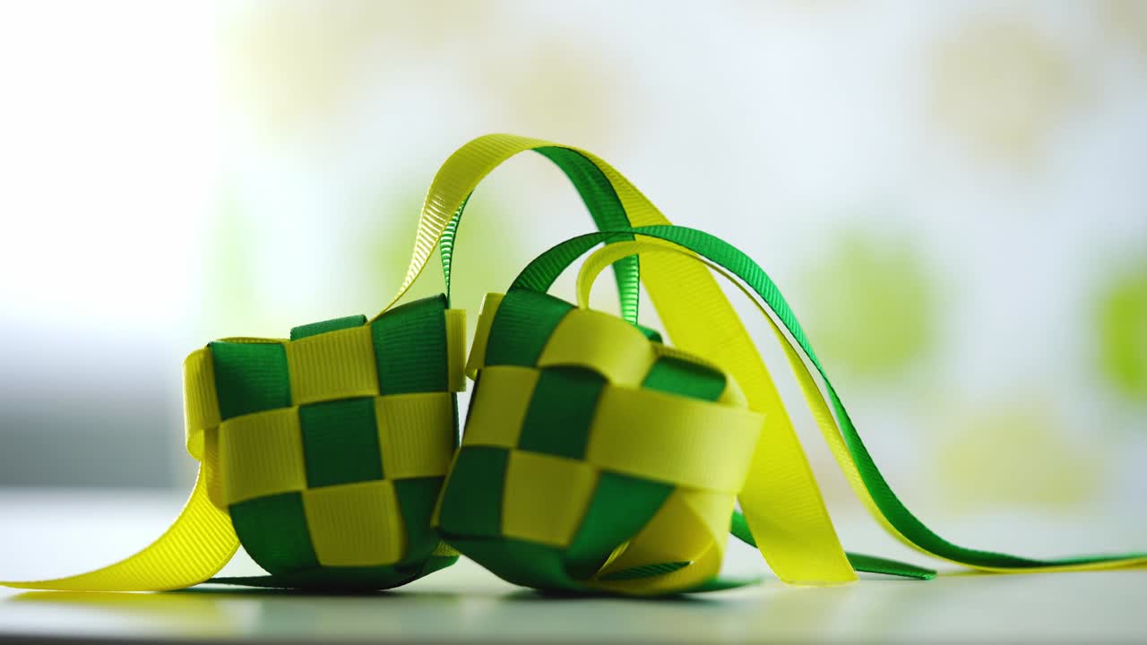 enfoque selectivo de la cinta ketupat contra la luz desfocada