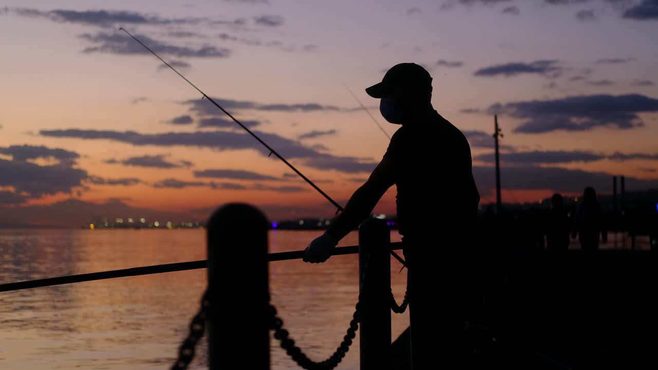 Siluet Kemerahan Pria Memancing di Udara