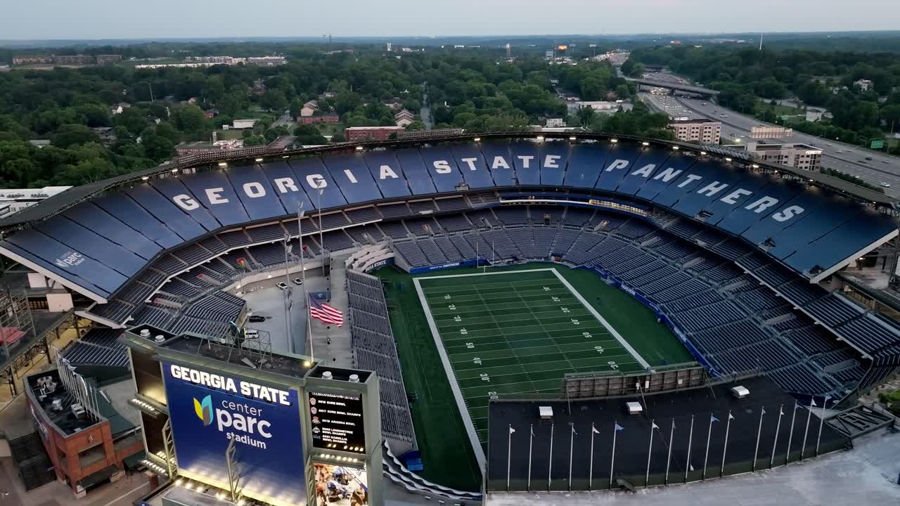 el estadio de fútbol de la unión de crédito del centro de la universidad estatal de georgia en atlanta, georgia con video de drones en movimiento