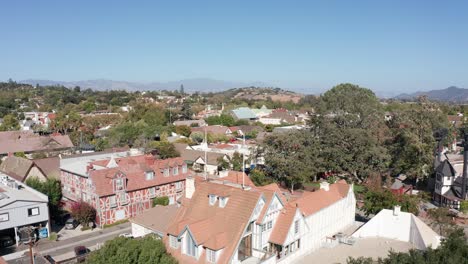 Toma-Aérea-Ascendente-Y-Panorámica-De-La-Encantadora-Ciudad-Danesa-De-Solvang-En-El-Centro-De-California