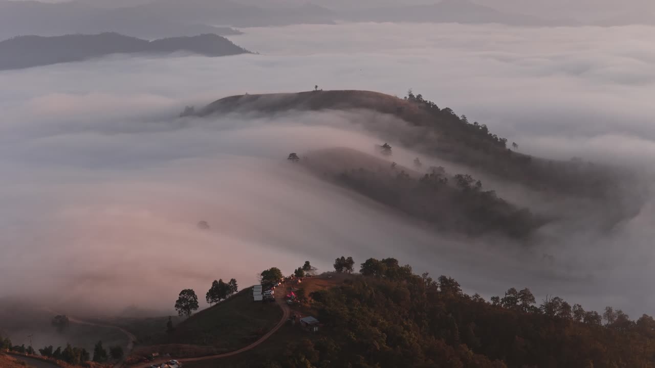 태국 치앙마이 (chiang mai) 의 잔잔한 산꼭대기를 는 아침 안개 위에서 조용한 드론 비행.이 매혹적인 영상은 자연, 생태 관광 및 지속 가능성을 홍보합니다.