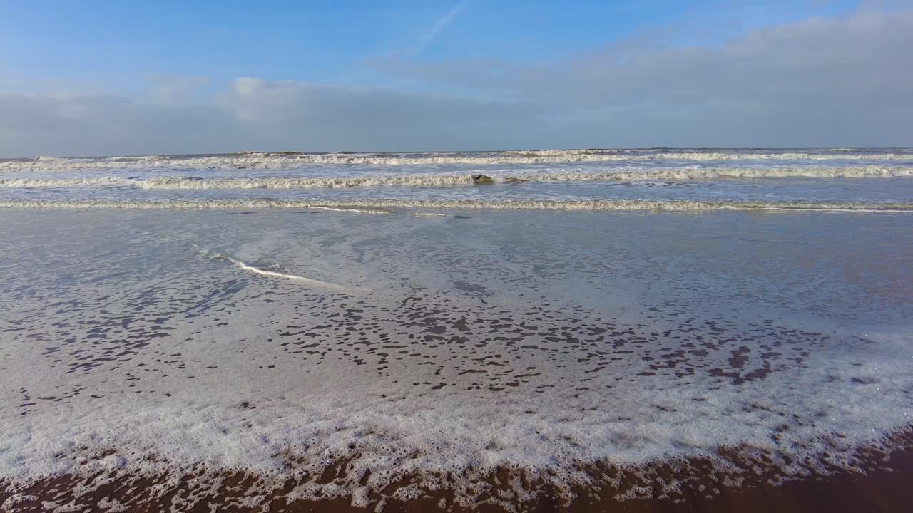 네덜란드 남부의 katwijk aan zee 해변 해안선을 따라 거친 바다 파도