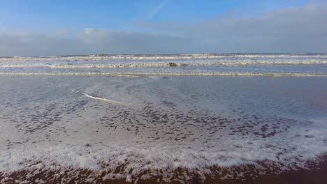 olas del mar agitadas a lo largo de la costa de la playa de katwijk aan zee en el sur de holanda