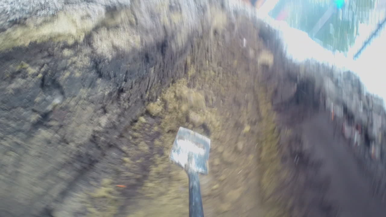 작업자가 삽을 사용하여 토양을 옮기고 있습니다.