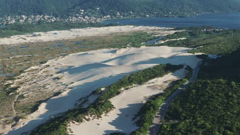 las hermosas dunas de arena de joaquina se destacan con el impresionante telón de fondo de la lagoa da conceição