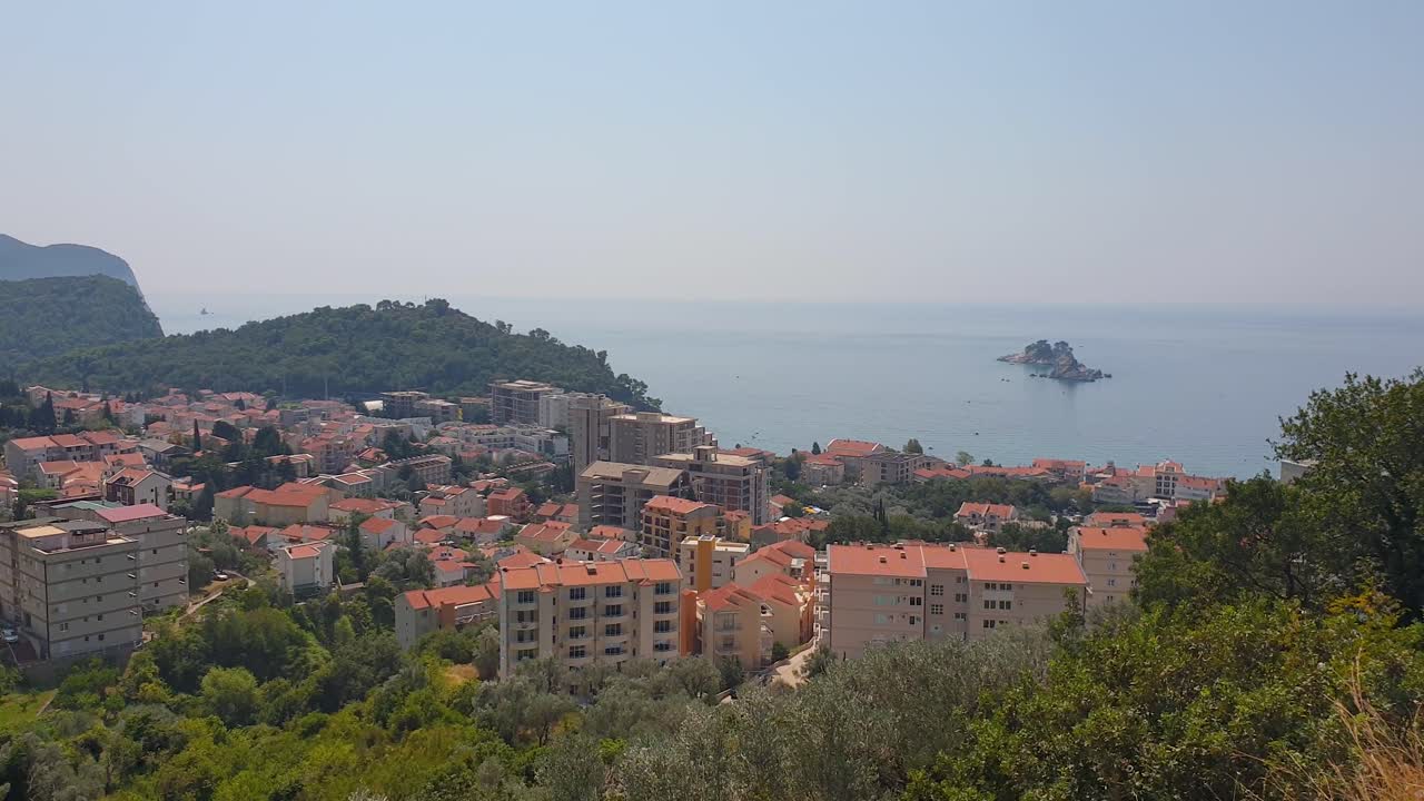 아드리아 해를 배경으로 바다 쪽을 따라 있는 도시 주택의 공중 전망