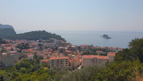 vista aérea de las casas de la ciudad junto al mar con el mar adriático al fondo
