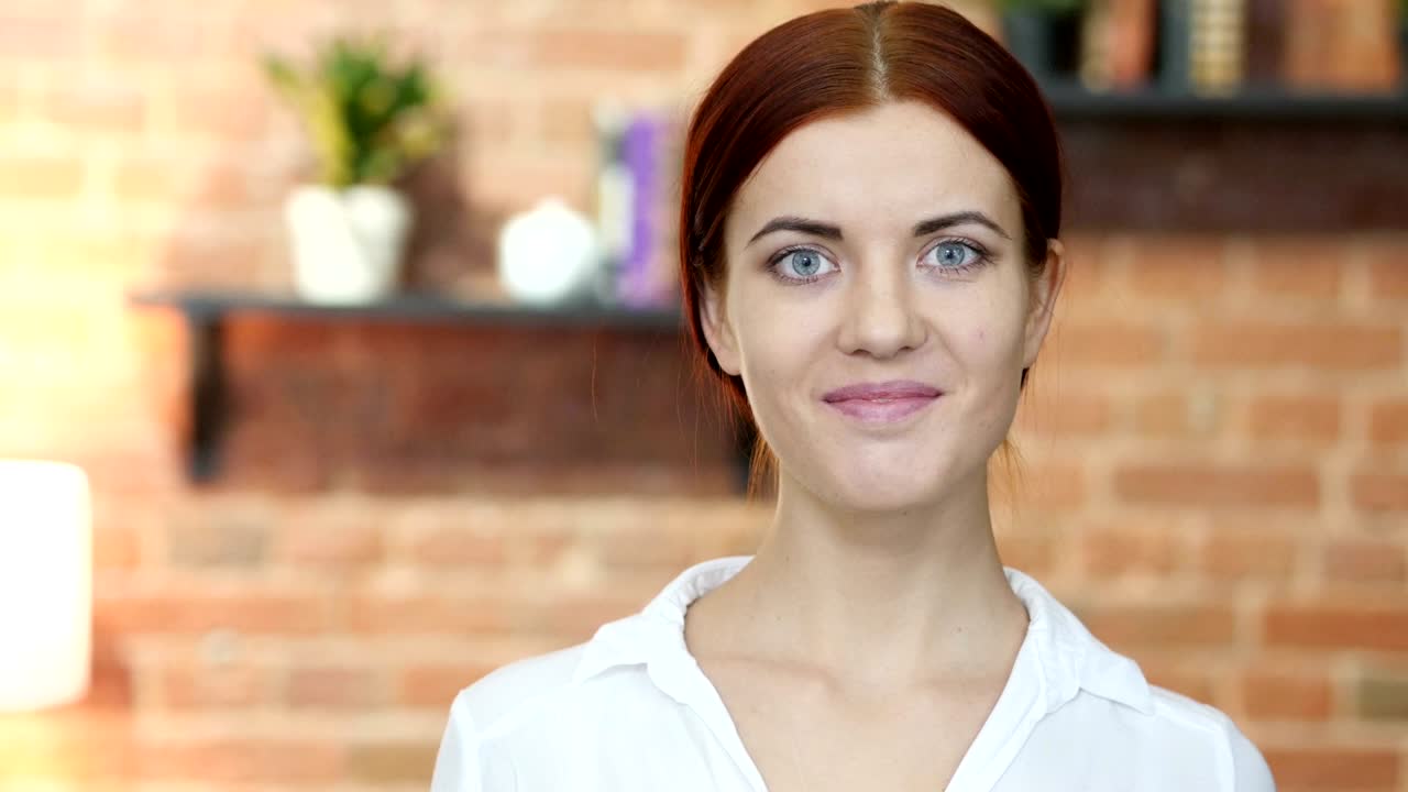 gesto de sí, sacudiendo la cabeza, retrato femenino