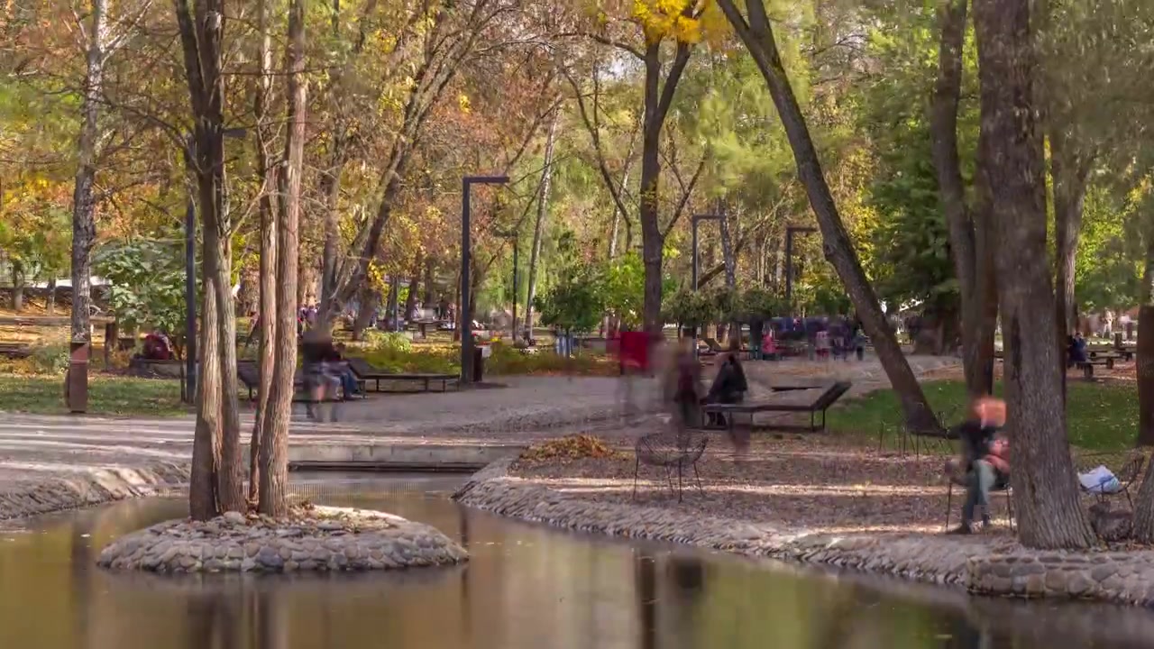 Sarzhin Yar parkgebied met een kleine rivier in Charkov timelapse, dat erg populair is onder de inwoners van de stad. Mensen wandelen en zitten rond. Oekraïne