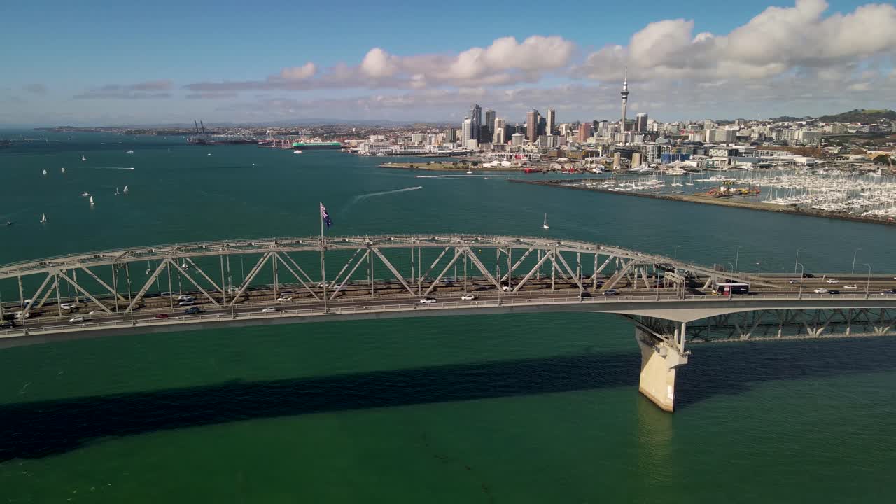 오클랜드 하버 브리지 의 도시 풍경 과 하늘을  ⁇ 는 건물 과 요트 클럽 의 공중 사진