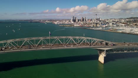 Revelación-Aérea-Del-Puente-Del-Puerto-De-Auckland-Del-Paisaje-Urbano-Con-Skyscapers-Y-Club-Náutico